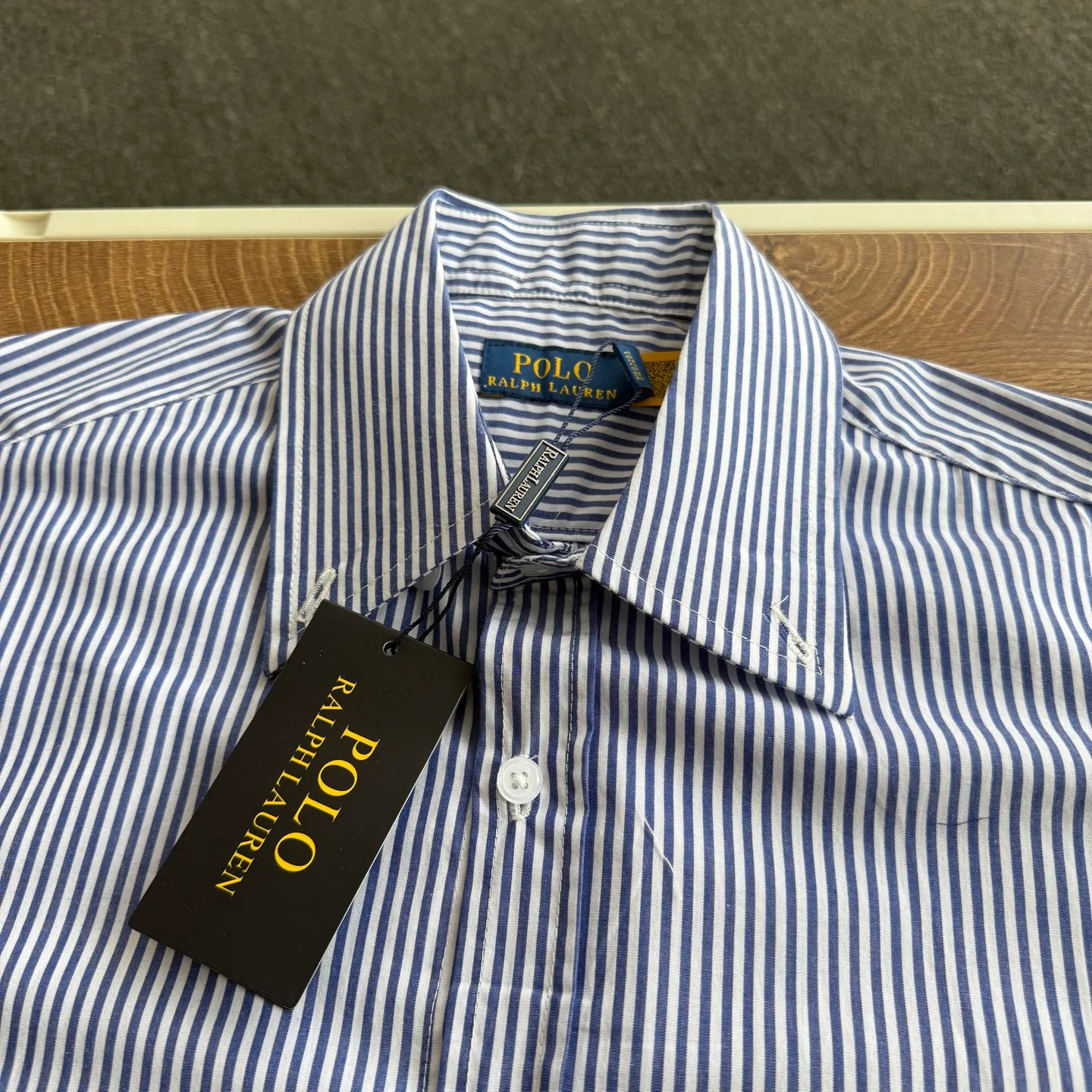P180 Style No. G66 Ralph Lauren/Ralph Lauren Striped Casual Shirt 1️⃣Made of high-quality classic striped fabric, the upper body is soft and comfortable, extremely delicate, has a solid, smooth and soft feel. The fabric does not wrinkle, and the feel is invincible. The details are handled perfectly! 2️⃣Adopting the washing process, the workmanship details are perfectly controlled. They are all hemmed with vest technology, and the insides of the sleeves are also used. Different from the four-needle and five-thread workmanship, the collars are also all designed with interlining, showing high-end fashion and individuality, and the style is fashionable, simple and elegant! 3️⃣It is very youthful and energetic, and can be easily worn by both men and women. It is very in line with the fashion aesthetic concepts of today's young people! Color: Striped Blue Size: S M L XL